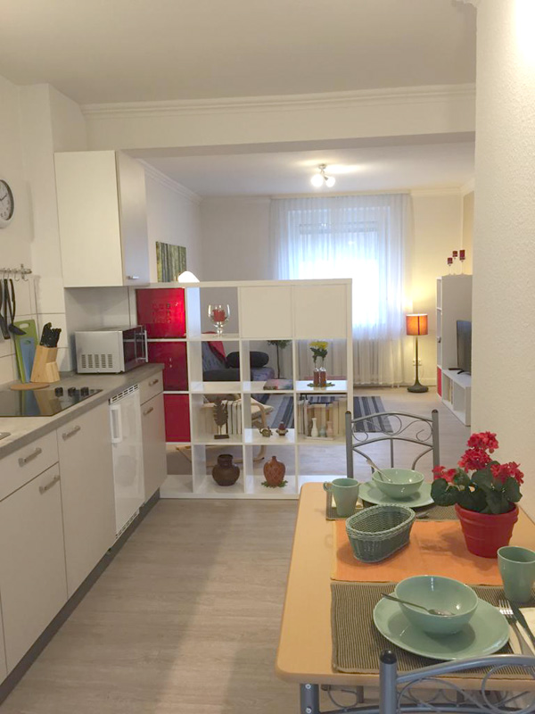 Ferienwohnung Lennetal, Plettenberg, Küche, Blick ins Wohnzimmer